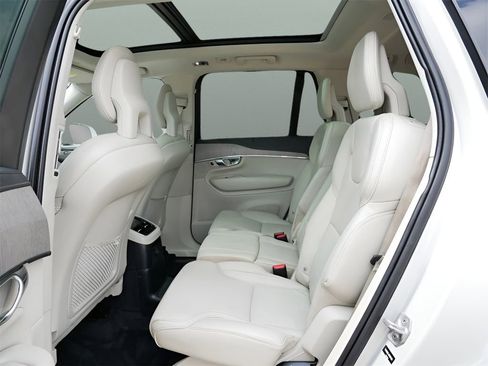 Used 2022 Volvo XC90 T8 Inscription image 11