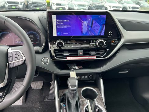 New 2026 Toyota Highlander Platinum AWD/4WD image 14