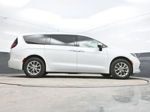 Used 2023 Chrysler Pacifica Touring-L image 42