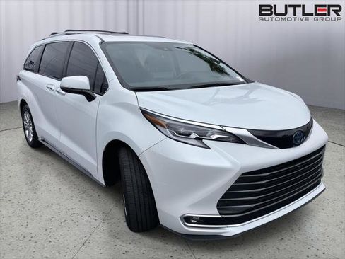 Certified 2023 Toyota Sienna Platinum image 7
