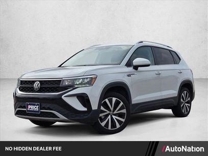 Used 2024 Volkswagen Taos SE w/ Panoramic Sunroof Package