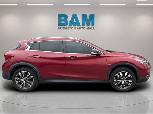 Used 2017 INFINITI QX30 Premium image 8