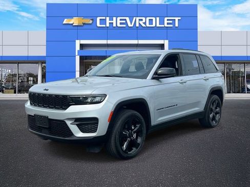 Used 2023 Jeep Grand Cherokee Altitude image 2