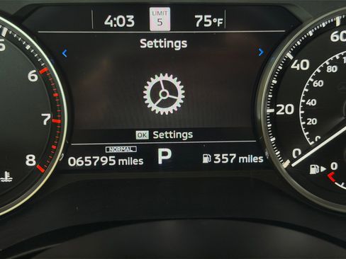 Used 2024 Mitsubishi Outlander SE image 2