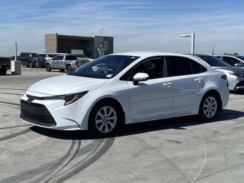 Used 2025 Toyota Corolla LE image 5