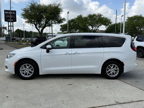 Used 2023 Chrysler Voyager LX FWD image 9