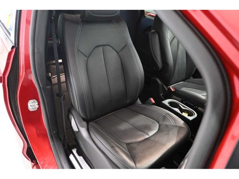 Used 2025 Chrysler Pacifica Select w/ Fav Edition Package FWD image 16