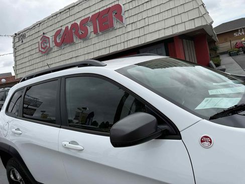 Used 2018 Jeep Cherokee Trailhawk image 27