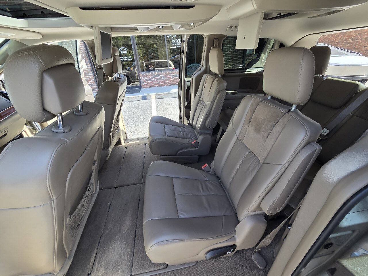 Used 2015 Chrysler Town & Country Limited Platinum FWD image 26