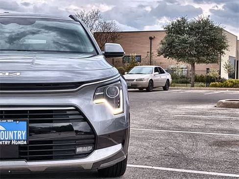 Used 2023 Kia Niro SX image 11