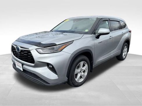 Used 2021 Toyota Highlander LE AWD/4WD image 3