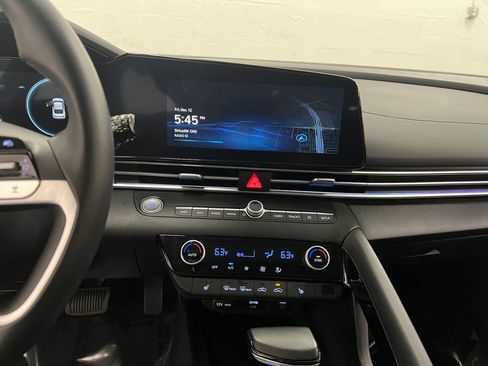 Used 2025 Hyundai Elantra SEL image 18