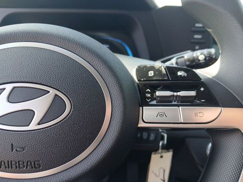 Certified 2025 Hyundai Elantra SE FWD image 17