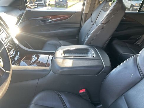 Used 2020 Cadillac Escalade Luxury image 9