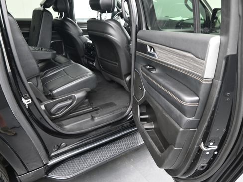 Used 2024 Jeep Wagoneer L Series II RWD image 12