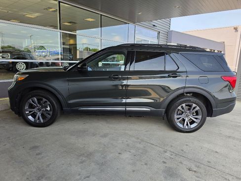 Used 2024 Ford Explorer XLT w/ Equipment Group 202A AWD/4WD image 2