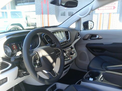 Used 2024 Chrysler Pacifica Touring-L image 20