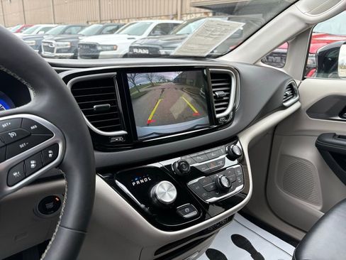 Used 2024 Chrysler Pacifica Touring-L image 40