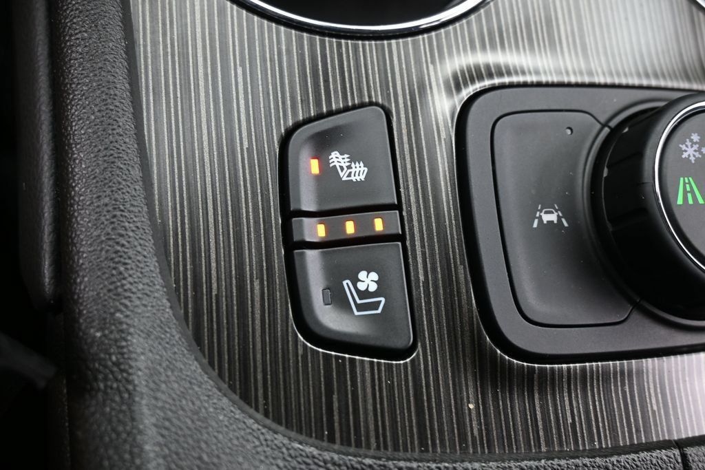 Used 2023 GMC Acadia SLT w/ Technology Package FWD image 33