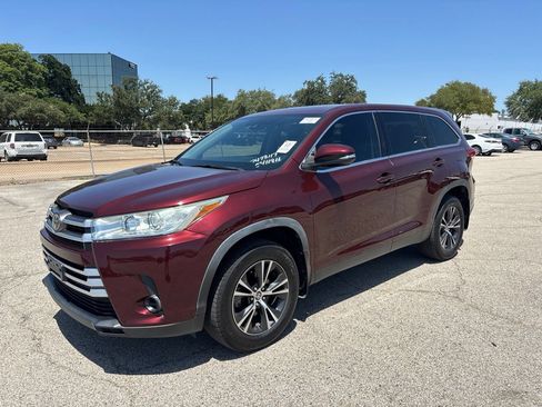 Used 2019 Toyota Highlander LE FWD image 1