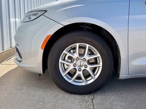 Used 2024 Chrysler Pacifica Touring-L FWD image 36