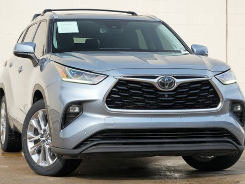 Used 2020 Toyota Highlander Limited FWD image 2
