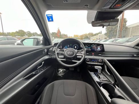 Used 2025 Hyundai Elantra SEL image 32