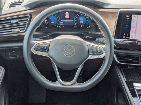 Used 2025 Volkswagen Atlas SE FWD image 14