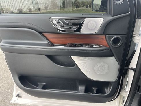 Used 2019 Lincoln Navigator L Reserve image 34