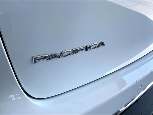 Used 2024 Chrysler Pacifica Touring-L FWD image 31