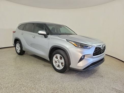 Used 2023 Toyota Highlander LE FWD image 4