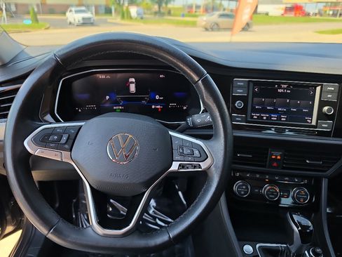 Used 2024 Volkswagen Jetta SE FWD image 9