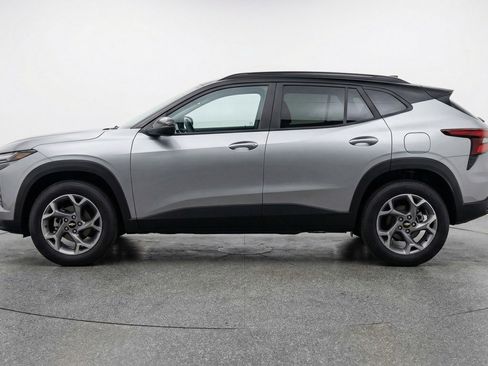 Used 2025 Chevrolet Trax LT w/ LT Convenience Package FWD image 5