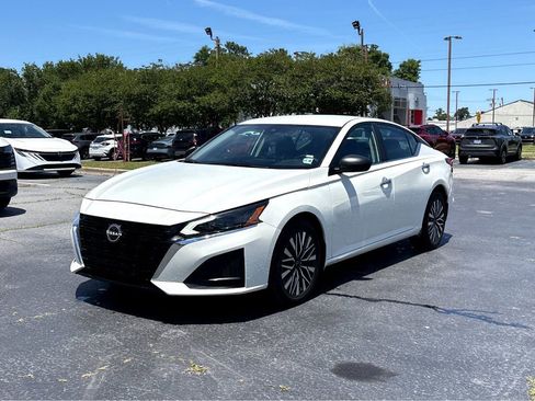 Used 2024 Nissan Altima 2.5 SV AWD/4WD image 3
