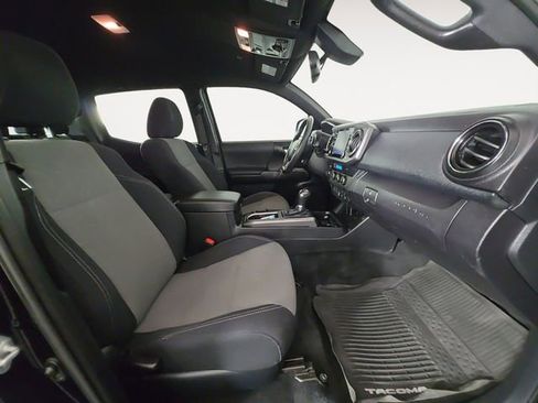 Used 2021 Toyota Tacoma TRD Off-Road w/ Technology Package image 15