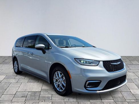 Used 2023 Chrysler Pacifica Touring-L FWD image 1