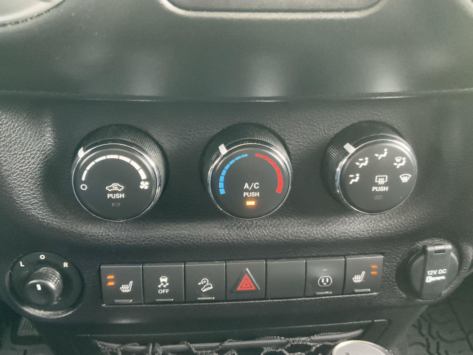 Used 2017 Jeep Wrangler Unlimited Rubicon w/ Cold Weather Group AWD/4WD image 35