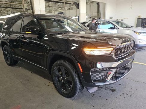 Used 2023 Jeep Grand Cherokee Altitude AWD/4WD image 3