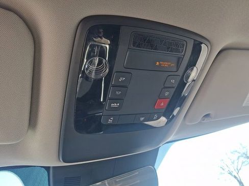 Used 2025 Kia Carnival image 28