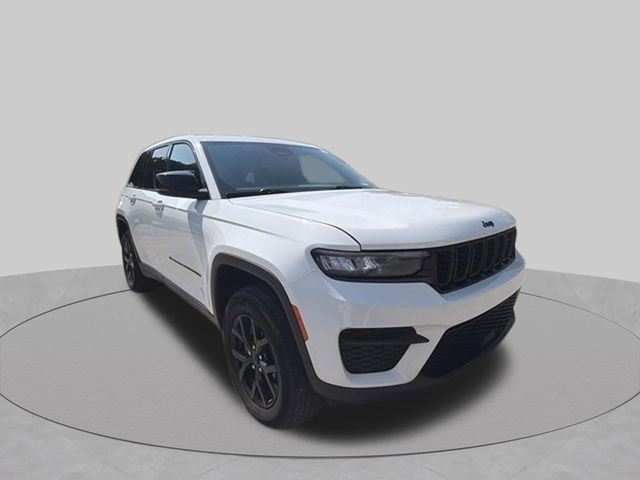 Used 2025 Jeep Grand Cherokee Altitude AWD/4WD image 7