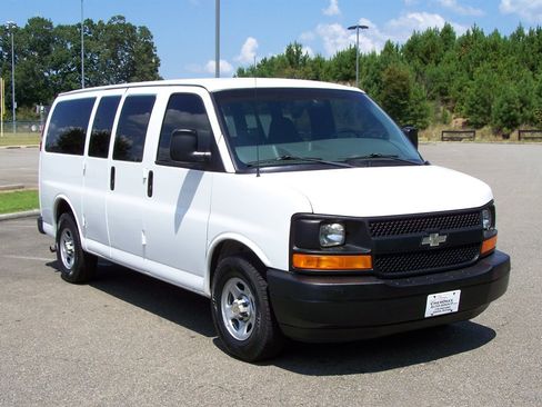Used 2004 Chevrolet Express 1500 Passenger RWD image 3