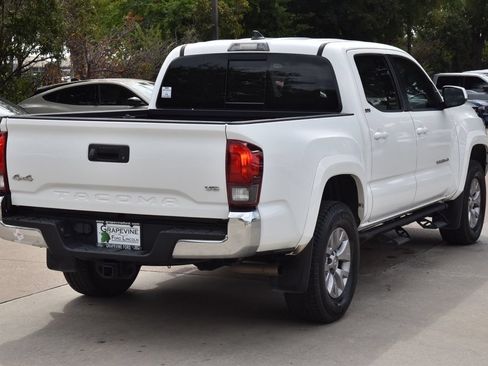 Used 2018 Toyota Tacoma SR5 AWD/4WD image 8
