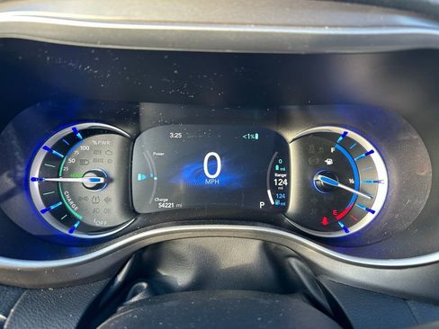 Used 2023 Chrysler Pacifica Touring-L image 34