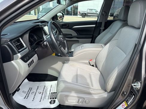 Used 2018 Toyota Highlander Plus AWD/4WD image 7