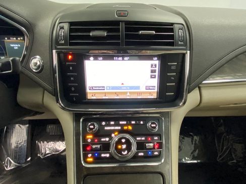 Used 2017 Lincoln Continental Select w/ Climate Package image 26