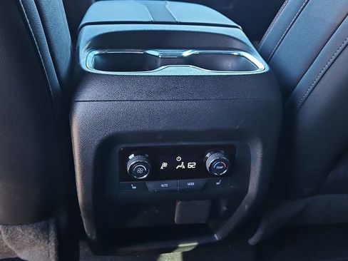 Used 2024 Chevrolet Traverse RS FWD image 21