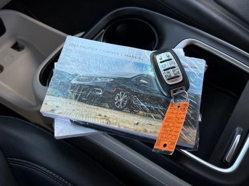 Used 2023 Chrysler Pacifica Touring-L FWD image 4