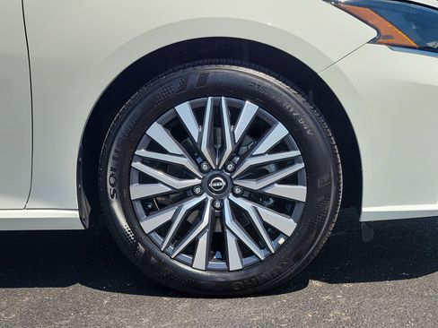 Used 2025 Nissan Altima 2.5 SV FWD image 5