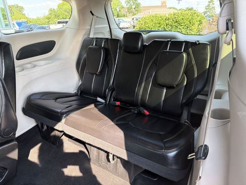 Used 2023 Chrysler Pacifica Touring-L FWD image 42