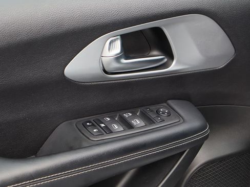 Used 2023 Chrysler Pacifica Touring FWD image 19